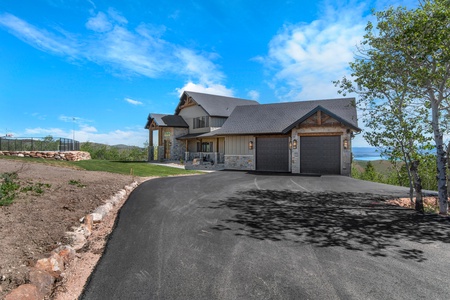 100 Acre Lodge-Asphalt Driveway