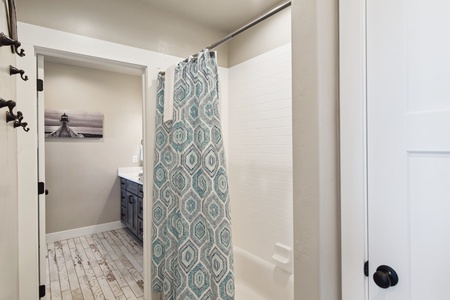 Golden Gable Lodge-Full Bathroom
