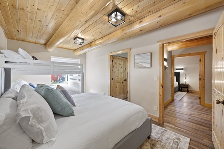 Mini-Papa Bear Lodge-Bedroom #3 w/ Jack and Jill Full Bath #2 with Handicap Handrails (Main Floor SW)