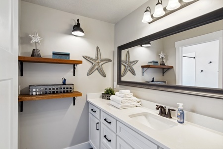 Golden Gable Lodge-Bathroom