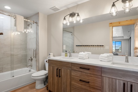 Ranch-House_Bathrooms_A