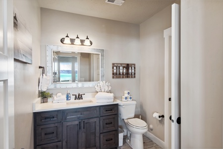 Golden Gable Lodge-Bathroom