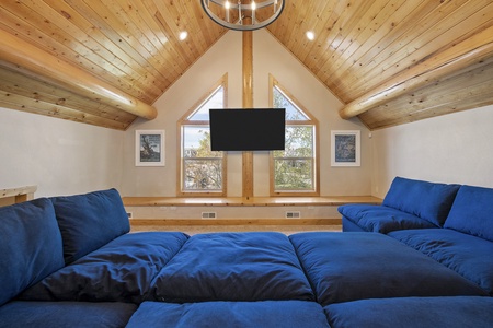 Mini-Papa Bear Lodge-Loft Family Room and Game Area (Upstairs Center)