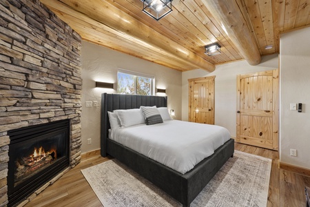 Papa Bear Lodge-Bedroom w/Jack and Jill Bathroom