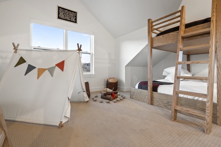 Black Timber Lodge- Upstairs Bunk Room