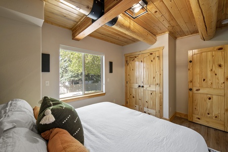 Mini-Papa Bear Lodge-Bedroom #7 (Main Floor NE)