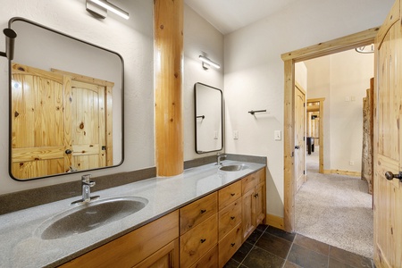 Papa Bear Lodge-Family Suite Jack and Jill Bathroom (3/4 Bath)