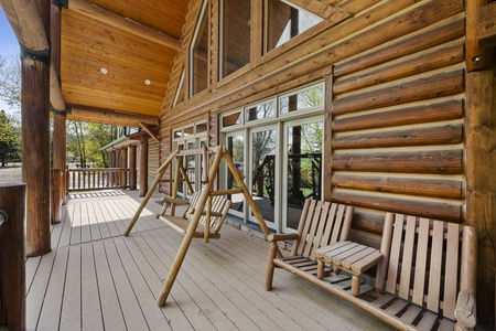 Mini-Papa Bear Lodge-Front Deck (SE)