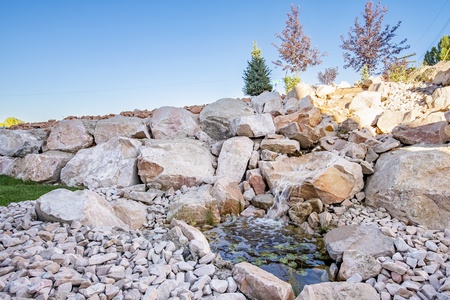 Mtn Shadow Lodge South-Rock Waterfall (SE)