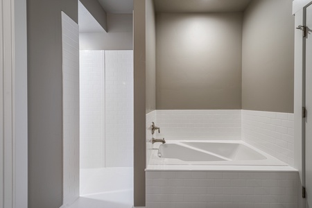 Foxridge-Bathroom with tub