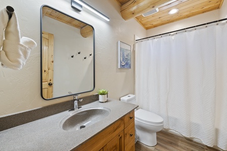 Papa Bear Lodge-Bathroom (Full)