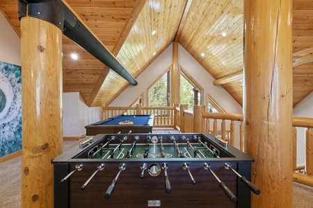 Mini-Papa Bear Lodge-Loft Family Room and Game Area (Upstairs Center)