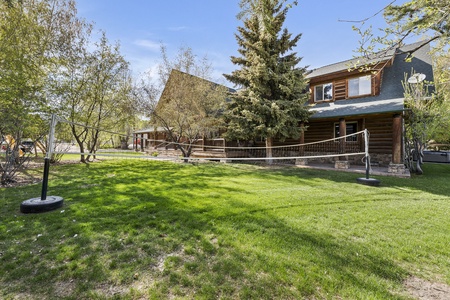 Mini-Papa Bear Lodge-Front Yard Area with Volleyball Net (SE)