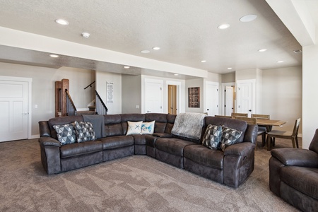 Golden Gable Lodge-Family Room (Downstairs)