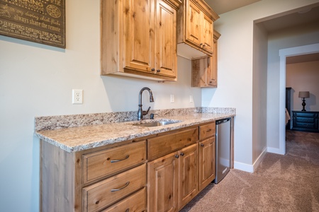 Shundahai Lodge-Wet Bar in family room (Downstairs South)