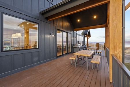 Black Timber Lodge-Deck Eating Area