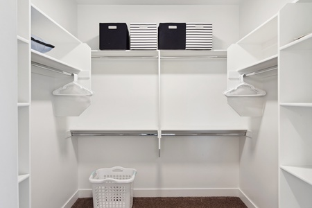 Golden Gable Lodge-Walk-in closet with hangers