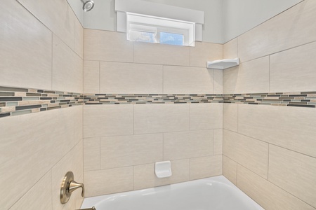 Nantucket-Full Bathroom w/2 2 sinks (Main Floor West Center)