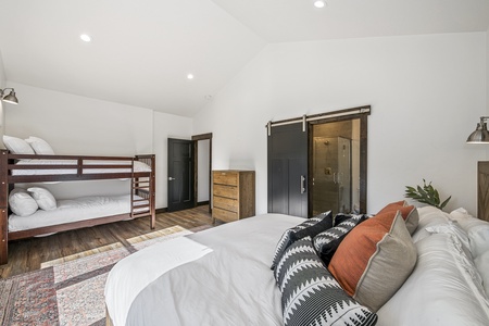 Mtn Shadow Lodge South-Bedroom #2 w/ 3/4 Ensuite sleeps 4 (Main Floor SW)