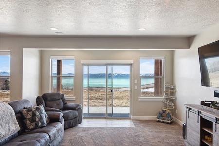 Golden Gable Lodge-Family Room