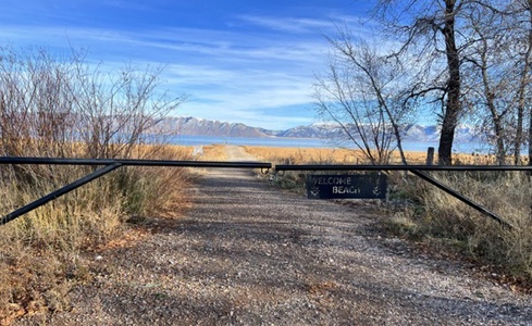 Papa Bear Lodge- Public access point to the lake/beach just north of the home.