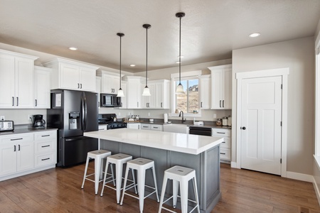 Golden Gable Lodge-Kitchen Area with seating for 4 at the bar.