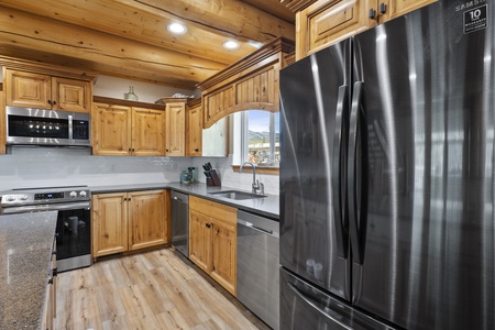 Papa Bear Lodge-Kitchen Area with Double Fridges