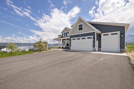 Persimmon Hill-Paved driveway for vehicles and trailers