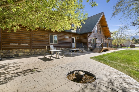 Mini-Papa Bear Lodge-Backyard w/Hot Tub and Firepit (NE)