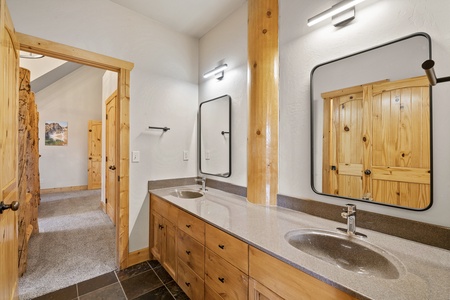 Papa Bear Lodge-Family Suite Jack and Jill Bathroom (3/4 Bath)