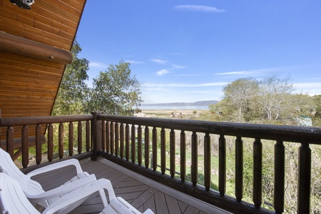 Papa Bear Lodge-Family Suite (Upstairs Deck Area)