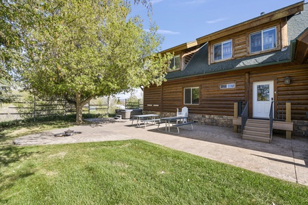 Mini-Papa Bear Lodge-Backyard w/Hot Tub and Firepit (NW)