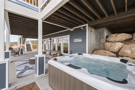 Persimmon Hill-Hot tub and lounge area