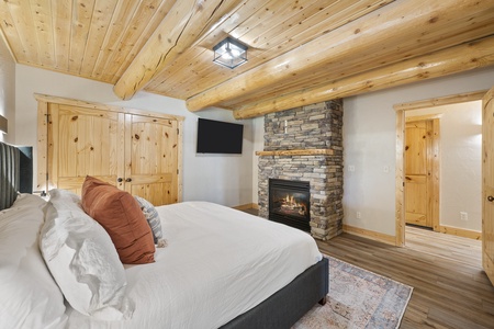 Mini-Papa Bear Lodge-Bedroom #4 w/ Gas Fireplace and Jack and Jill Full Bathroom #4 (Main Floor SE)