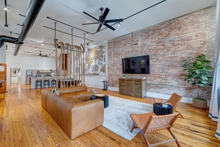 Living room to kitchen - open ADJ door