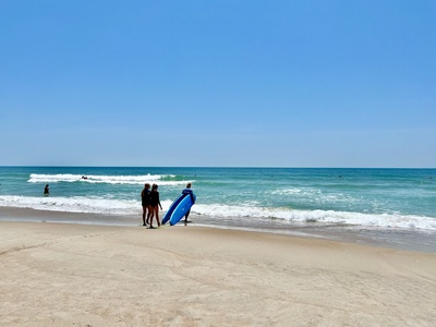 BEACH Surfer