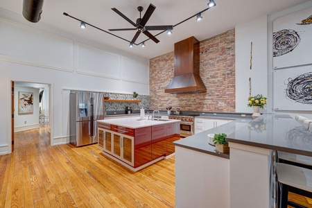 Kitchen w. ADJ door open