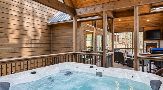 Into_the_Woods_jacuzzi