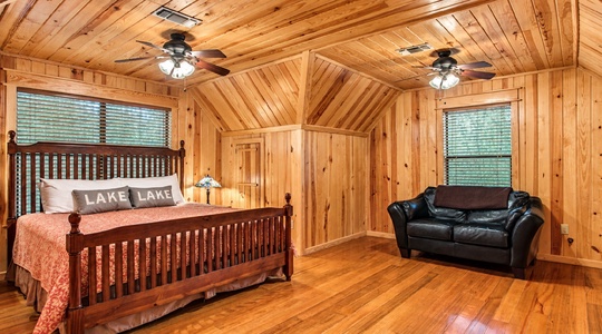 always-shady-cabin-hochatown-ok-bedroom-sitting-area
