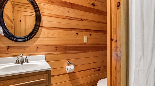 always-shady-cabin-hochatown-ok-bathroom