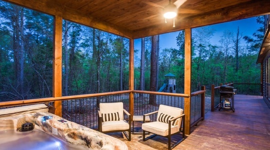 5-Pines-Back-Porch-Hottub