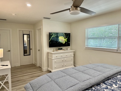 Smart TV, walk-in closet, desk, and en-suite bath.