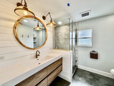 The shared guest bathroom.