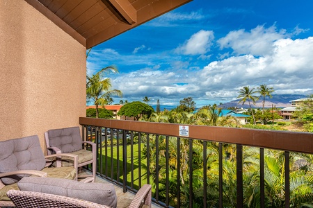 Relax on the private lanai with a beautiful view!
