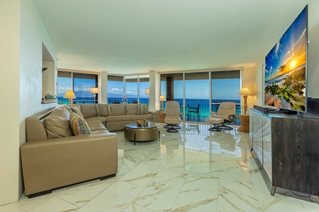 Spacious living room with sofa sleeper + stunning oceanfront lanai!