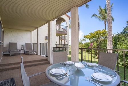 Dine al fresco~ with seating for four.