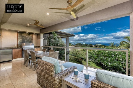 Private lanai with table that seats 6 and extra seating area