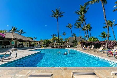 Two swimming pools w/ Jacuzzi~ BBQ grills and tennis courts