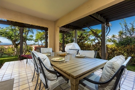 Comfortable dining on the lanai for your O'hana