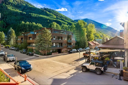 Just 2 blocks to skiing, town park, and Main Street